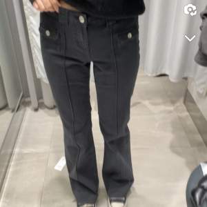 Intressekoll på dessa lågmidjade jeans, ”utsvängd cargobyxa” från H&M. Storlek 38, helt oanvända med prislapp kvar 