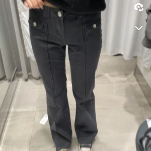 Lågmidjade byxor - Intressekoll på dessa lågmidjade jeans, ”utsvängd cargobyxa” från H&M. Storlek 38, helt oanvända med prislapp kvar 