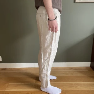Linnebyxor 100 % linne - Linnebyxor från zara - 100 % linne, perfekt till dig som är lång. 2 knappar medföljer också. Personen på bilden är 190 cm lång.