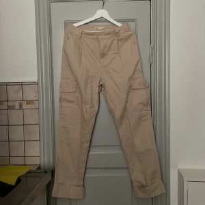 Beiga cargobyxor från Nelly - Fina cargobyxor. Aldrig använda! 