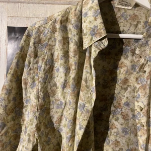 Skjorta  - Cool vintage skjorta köpt secondhand. Sitter väldigt löst på mig som har S och är av den kortare modellen. Fint skick. Skulle uppskatta den som en strl M