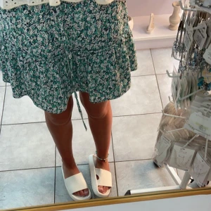 Zara kjol - Säljer min gröna zara kjol, har shorts under men det är inget som syns💕