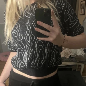 Tunn stickad tröja - Säljer denna snygga tunna stickade tröjan som inte har kommit till användning💞