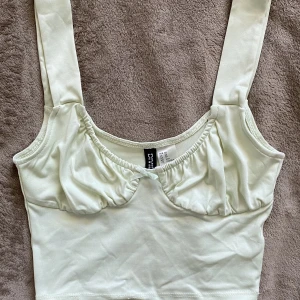Linne - Gulligt ljusgrönt linne från H&M som bara är använd 1-2 gånger 💚