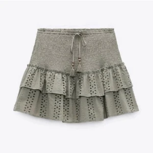 Volangkjol - Olivgrön kjol från zara. Jättefin och perfekt till sommaren💞. Storlek M men passar även för en som har S. (Bud på 500!)