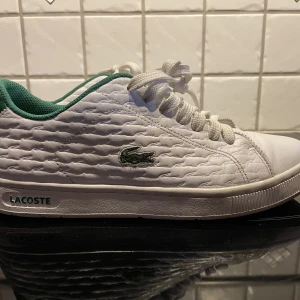 Skor - Säljer dessa Lacoste skor i storlek 41 då dom blivit för små, använda ca 10 gånger och går o få bort de mesta smuts då de är läder🙌🏽kontakta för intresse av fler bilder