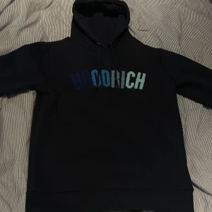 Märkeskläder - Säljer min helt nya Hoodrich hoodie som var för liten för mig. Säljer även mina colmar mjukis byxor för jag inte använder dom som även är i bra skick. Pris kan diskuteras vid snabb affär!