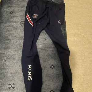 Psg byxor säljs! - Säljer psg byxor Jordan Paris modellen den är i storlek M och är i fint skick går för 899 men säljs för 400