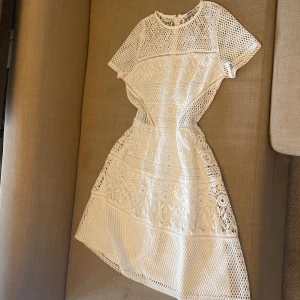 Vit klänning  - Super söt vit klänning från Gina! Som ny! Passar perfekt till våren och sommaren. 