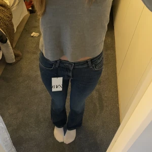 Zara low waist bootcut - Trendiga lågmidjade bootcut jeans ifrån zara som är slutsålda i denna storlek!! dem är helt nya men säljer då jag inte kunde retunera  Skriv till mig om du har frågor! FORTFARANDE TILL SALU