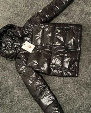 Moncler Maya Jacka - Hej säljer min Moncler Jacka i en svart maya modell fär 2000kr!  Säljer min och mim brors och däroch med en vän där vi köpte 3 jackor!  Är i en god ny skick och finns i storlek S M och L. Passa på det är försten till kvarn!