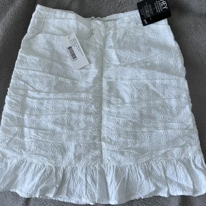 Kjol  - Vit kjol från Nelly aldrig använd storlek xs. Köparen står för frakt. 