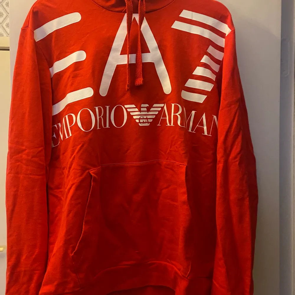 EA7 Emporio Armani hoodie röd XL kan få för billigare pris. Tröjor & Koftor.