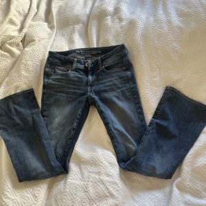 Byter mina bootcut låg midjas jeans - Byter endast, så fina bootcut jeans från New york! Ny skick och passar någon som är 165-170 ca   25-26 i midjan 