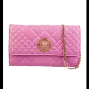 Versace Crossbody Bag Pink Leather Gold-Tone Hardware Chain-Link Shoulder Strap Chain-Link Accents Grosgrain Lining & Three Interior Pockets with Card Slots Includes Dust Bag Original price: 2200 euro Condition: used There are signs of worn 
