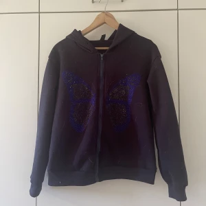 Zip hoodie  - Säljer denna jätte söta zip hoodie från shein. 🩷 katt finns i hemmet därav har tröjan lite katt hår på men tar självklart bort de mesta innan jag säljer den.🩷
