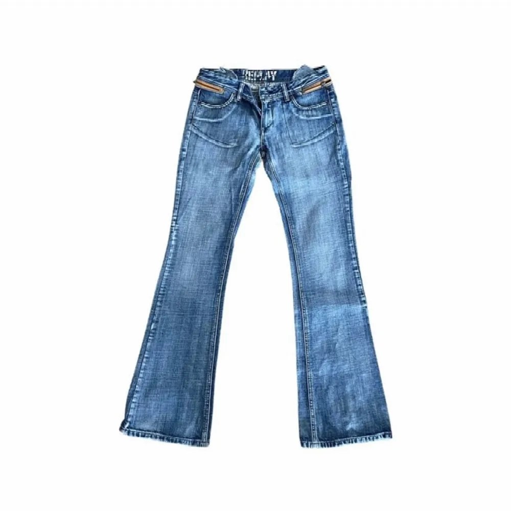 Replay jeans köpta på Plick, bilder lånade från förra ägaren. Säljer då de aldrig kom till användning💔skriv om du har frågor . Jeans & Byxor.