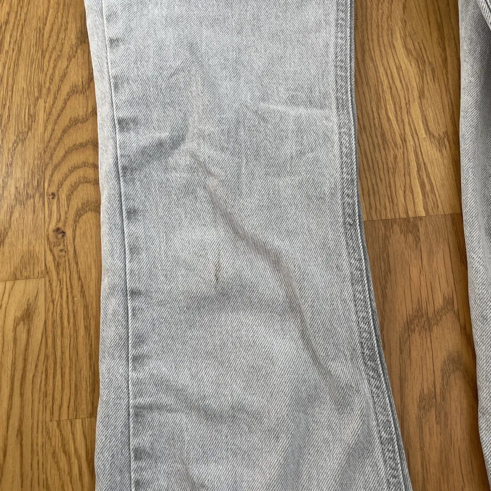 Jag säljer mina superfina gråa jeans från Gina tricot. Jag säljer pågrund av att de börjar bli lite korta, de är i storlek 158. Har en liten fläck på ena benet som knappt syns. Frakten ingår💓💓nypriset 400 priset kan diskuteras💓💓. Jeans & Byxor.