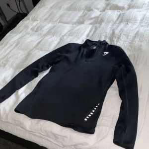 Gymshark Tröja - Träningströja från gymshark, reflex tryck på tröjan, mysig insida. 1/4 zip. Nypris 400 använd 2 gånger bara.