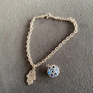 Äkta Silver Smycke  - En fin i äkta silver armband med detaljer som är välldigt poppis nu, även berlocker i äkta silver. Det går att ha på sig vid dusch alltså vattentålig vilket är skönt att slippa ta av. Berlockerna är även avtagbara. Allt ingår i priset förutom frakt 💙