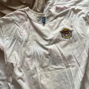 Oversized t-shirt  - Oversized T-shirt från hm med svampbob tryck, priset går att diskuteras och frakten ingår, använd gärna köp nu eller ändra pris vid intresse. Vid frågor eller om fler bilder önskas så är det bara att höra av sig!😊