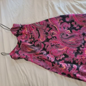 Mönstrig figurpassande klädning - Nätdelen (syns på sista bilden) är som en underklädning men längre än själva klädningen. Storleken är mellan S och M. 