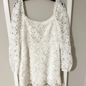 Spetsklänning - Perfekt till dig som letar efter en fin studentklänning!! Hör av dig vid intresse