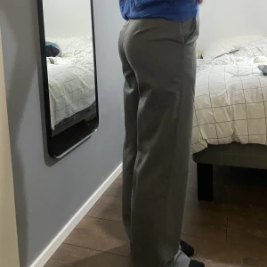 Grå kostymbyxor - Helt oanvända kostymbyxor från bikbok, långa i benen