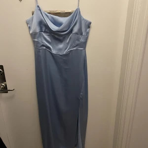 Klänning  - Såååå fin klänning från Zara!! Sitter som en smäck! 