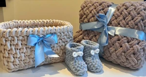 Babypläd pläd sockor korg - Säljer dessa set som jag har handvirkat. Pris för ett set (pläd, korg, sockor) 800 kr  Pläd, sockor är virkade av mjuk & skön fleecegarn som kan tvättas i 30 °C Mått på pläd ca 90x90 cm ( plus minus 5 cm)  Kan hämtas på plats (Göteborg) eller fraktas 