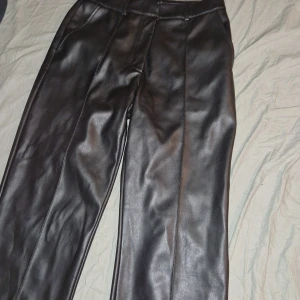 Skinbyxor med pressveck - Oanvända skinbyxor med pressveck. Sjukt snygga men passade inte min kropp😊