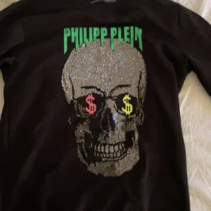 Philip plein sweatshirt  - Philip plein sweatshirt i bra skick. Använd 4-6 gånger 