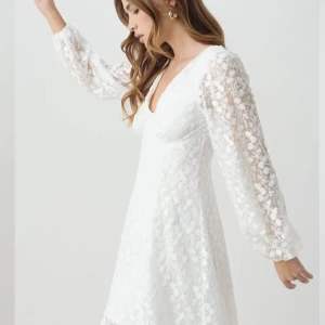 lace wired mini dress - Superfin och drömmig🧚🏼klänning som endast är använd en gång på studenten. Den har inga defekter och är precis som ny. Hör av er vid frågor❤️❤️❤️  Tjejen som vann budgivningen var oseriös och därmed finns klänningen fortfarande till försäljning❤️