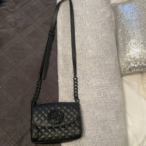 Guess väska  - Äkta!