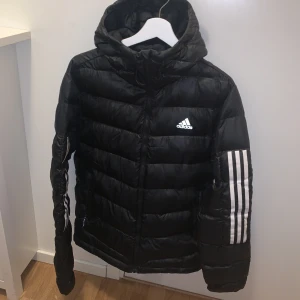 Adidas jacka strl s, ny - Adidas jacka i strl S för 350kr den är nästintill ny, inga skavanker då den endast burits på under en dag på 3h. Pris går att diskutera vid snabbaffär. Går att frakta spårbart dock står köpare för fraktavgift. Möts även upp om så önskas i Västerås. 