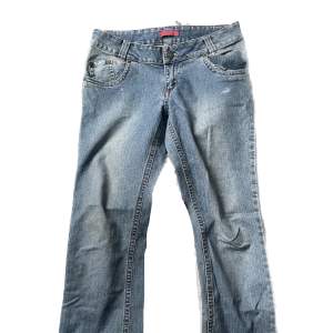 Snygga semi baggy light-wash jeans som är lågmidjade på mig (storlek: 36-38) och sitter skitfint! Frakten står du för, DM:a vid intresse och priset kan alltid diskuteras!
