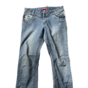 Jeans - Snygga semi baggy light-wash jeans som är lågmidjade på mig (storlek: 36-38) och sitter skitfint! Frakten står du för, DM:a vid intresse och priset kan alltid diskuteras!