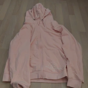 Rosa zip hoodie - Rosa ziphoodie från gekås. Storlek XL men känns som M/L. Säljer då den är för stor. 