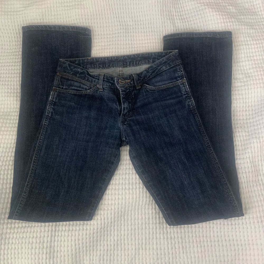Snygga lågmidjade bootcut jeans.  Tyvärr är dom försmå för mig så har ingen bild med dom på. Storleken är 27/34.  Midjemått: 75   Innebenslängden: 82cm . Jeans & Byxor.
