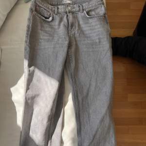 Raka snygga jeans i väldigt fint skick från Gina Tricot! Säljer pga att de är lite korta på mig (178cm)❤️
