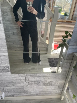 Heldress från bikbok - En så snygg heldress från bikbok i storlek s 💕 andvänd i gång vid ett tillfälle så som ny! 💕 svart sammet. Jag är 164 cm lång och är lite långa för mig 🫶 