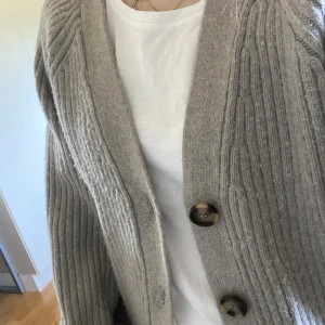 Kofta - Kofta från h&m i beige/grå/brun (se bild). Andvänd och har lite noppror på ärmen.💘 Jätte mjuk och gosig💕sticks ej 