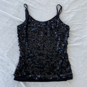Festtopp  - Supersnygg festtopp med paljetter. Har justerbara band och stretch. Uppskattar storleken till S/M. Köps via Swish eller köp nu 💋
