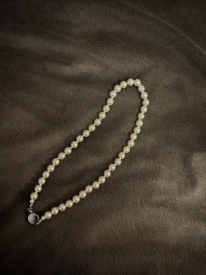 Pärlhalsband  - Fint, NYTT, helt oanvänd pärlhalsband! Säljer pga att jag redan har ett!