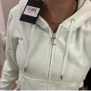 Juicy kofta - Säljer min mint gröna juicy couture kofta då jag inte använder den längre, har använt några gånger men den har inga skador eller fläckar. (Bilden är inte min men skriv om du vill ha egna bilder eller mer information).