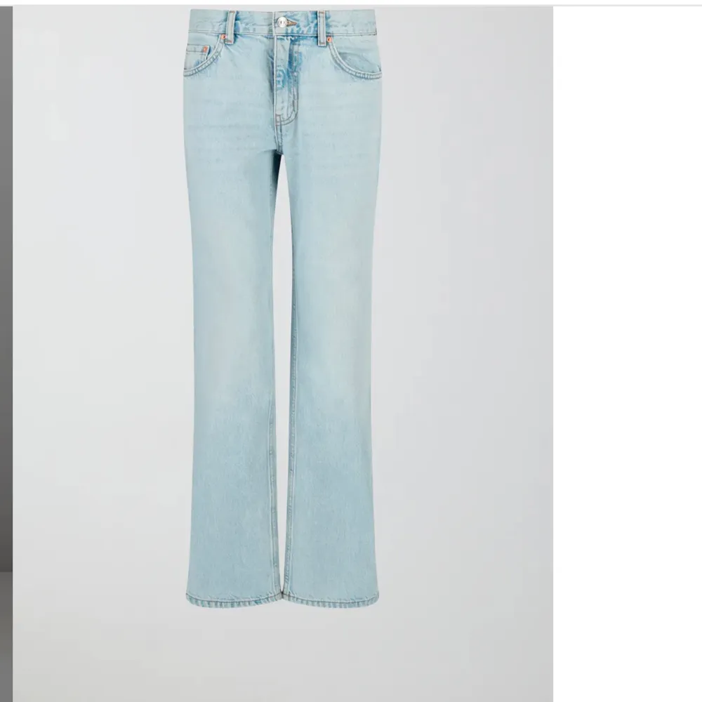 Ett par populära low straight jeans från Gina tricot. De är knappt använda och i bra skick då jag själv inte tycker att de passar mig. Kan diskutera pris. Byxorna är i storlek 40, men de passar mig som brukar ha 38💕. Jeans & Byxor.