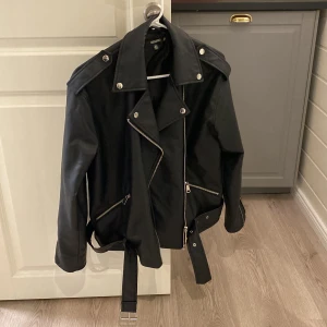 Oversized skinnjacka  - Säljer min oversized skinnjacka från missguided men som är köpt på Nelly. Den är i väldigt bra skick då den inte är använd jätte mycket. Köparen står för frakten.