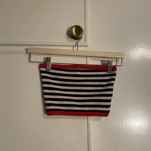 Bandeau topp - Bandeau topp från Bershka köpt på Madeira🏖️ i färgerna röd, blå och vit. Sparsamt använd💛
