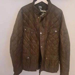 Barbour jacka - Jacka i fint skick  Vår eller höst jacka, använd av min man han är 1,97 cm