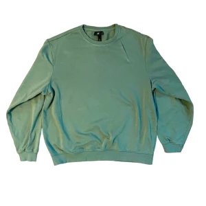 Grön sweatshirt  - Köpt från hm, skulle säga att den sitter mer som L än XL, skick: 8/10! Skriv om du har frågor eller vill se fler bilder 
